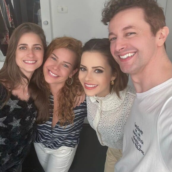 Fernanda Souza e a namorada, Eduarda Porto, assistiram ao musical de Lucas Lima