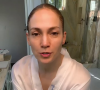 Jennifer Lopez surgiu sem maquiagem para divulgar sua linha de produtos de beleza, a JLo Beauty