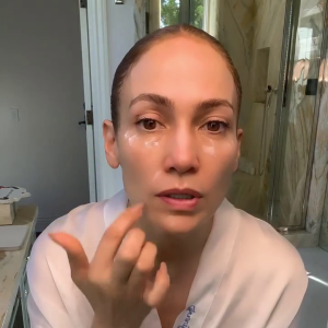 Jennifer Lopez contou a sua rotina de skin care. A cantora começa com a aplicação de sérum e, em seguida, aplica hidratante e um creme na região dos olhos
