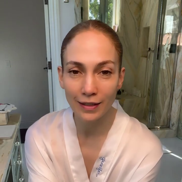 Jennifer Lopez, sem maquiagem, foi muito elogiada por fãs