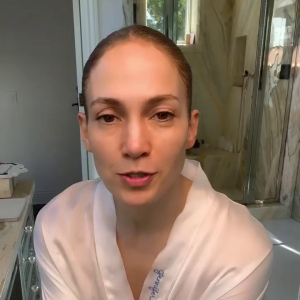 Beleza natural? Jennifer Lopez foi acusada de usar filtro e de fazer botox em vídeo em que aparece sem maquiagem