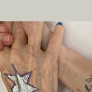 Rita Lee aparece de mãos dados com a neta, Izabella, em uma foto tirada em seus últimos meses