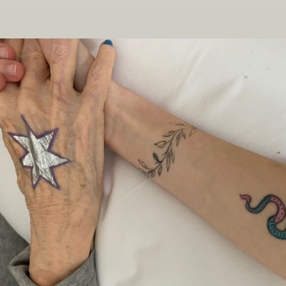 Rita Lee aparece de mãos dados com a neta, Izabella, em uma foto tirada em seus últimos meses