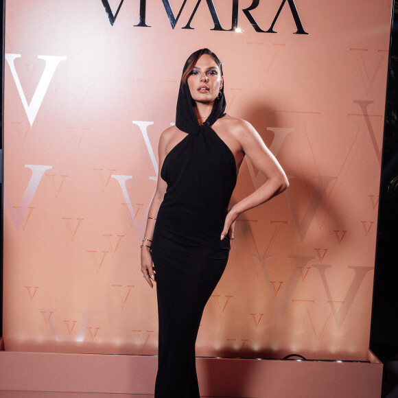 Vestido preto usado por Isis Valverde ganhou charme extra graças a capuz