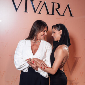 Isis Valverde e a mãe, Rosalba, posaram juntas no evento da Vivara