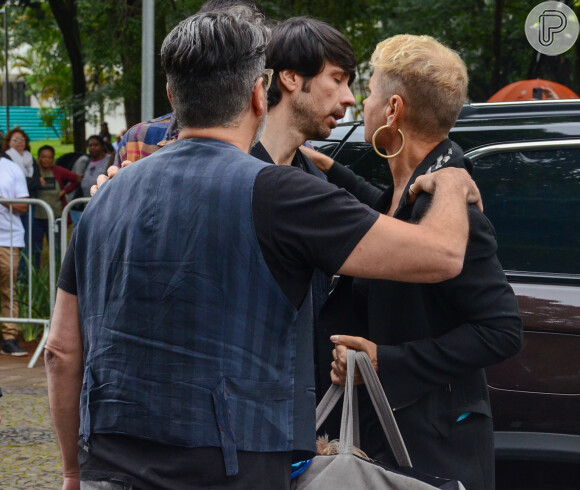 Xuxa consolou João Lee, filho de Rita e Roberto de Carvalho, com um abraço