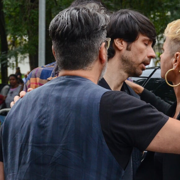 Xuxa consolou João Lee, filho de Rita e Roberto de Carvalho, com um abraço