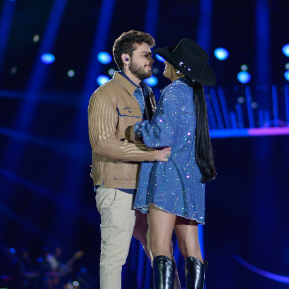 Fãs esperaram um beijo de Ana Castela e Gustavo Mioto no palco