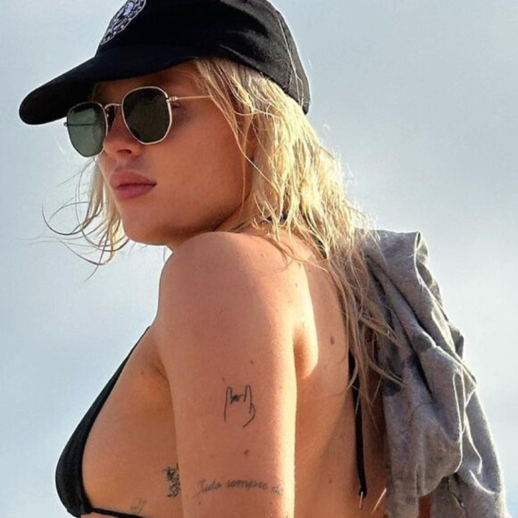 Luísa Sonza exibiu corpo real em foto de biquíni e seguidores reagiram à beleza da cantora