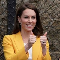 Kate Middleton aposta em amarelo de forma elegante e cria o office look que você vai querer copiar