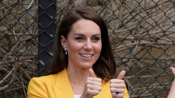 Kate Middleton aposta em amarelo de forma elegante e cria o office look que você vai querer copiar