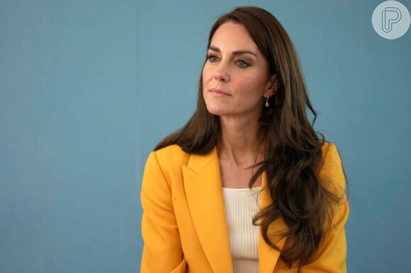 O amarelo surgiu elegante no look escolhido por Kate Middleton