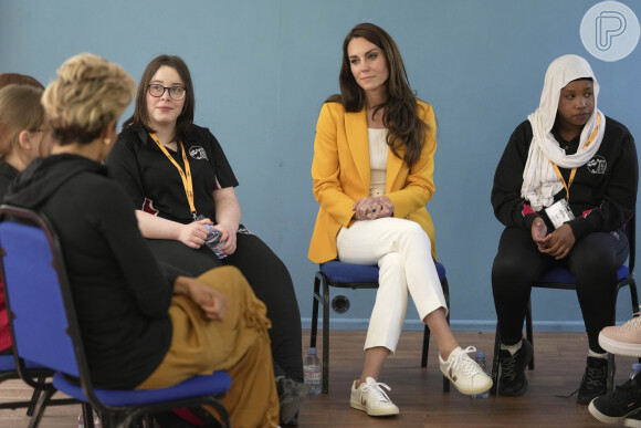 Kate Middleton montou look com blazer amarelo e base branca