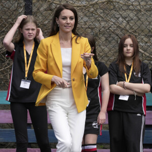 Blazer colorido no office look: essa aposta de Kate Middleton em amarelo tirou visual do óbvio