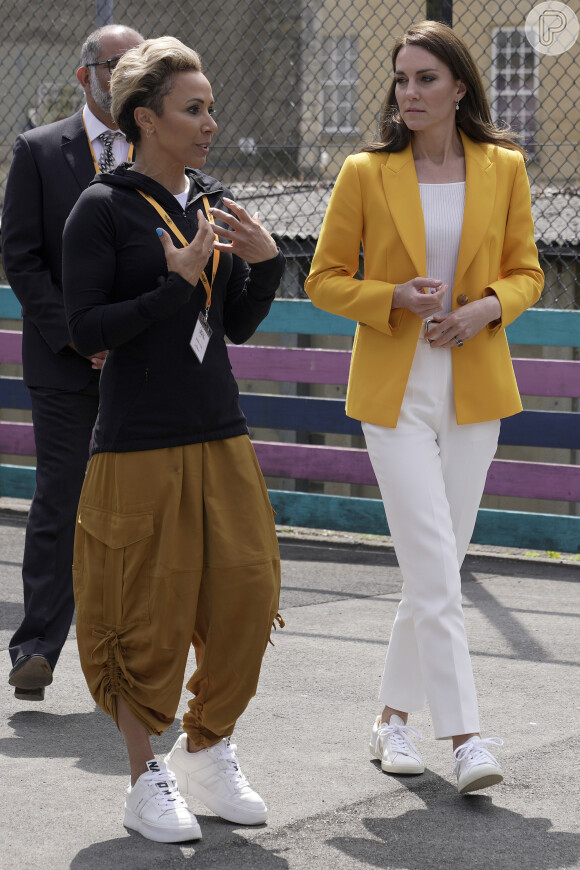 Kate Middleton combinou branco e amarelo em look para visitar instituição de caridade