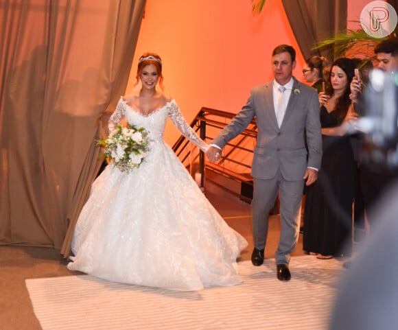 O vestido de noiva de Mirella Janis era rico em renda e estava avaliado em R$ 200 mil