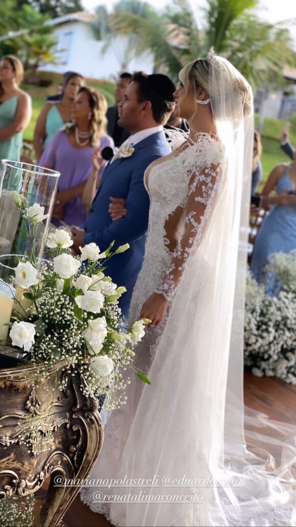 A noiva de Eduardo Costa, Mariana Polastreli usou vestido com transparência na cintura e nos braços