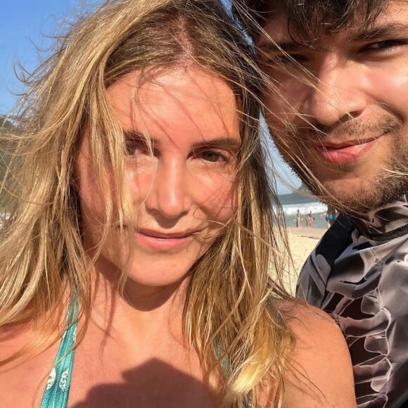 Maria Padilha namora o surfista Brenno Meneghel, 28 anos mais novo