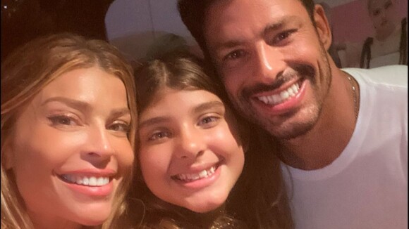 Cauã Reymond e Grazi Massafera posam juntos em aniversário da filha e fãs pedem: 'Voltem'