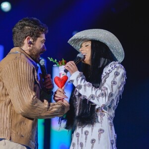 Primeiro beijo em público de Ana Castela e Gustavo Mioto empolgou fãs dos cantores