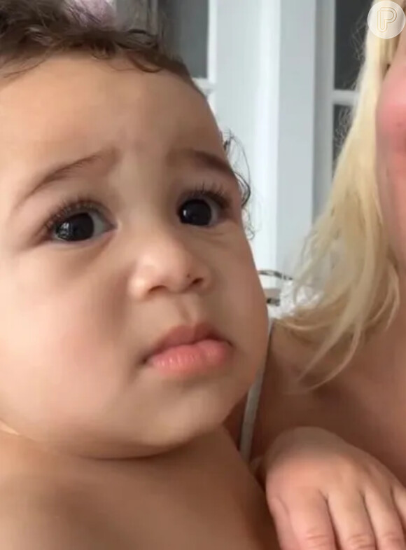 Reação da filha de Karoline Lima ao ouvir rap de Zé Felipe viralizou na web