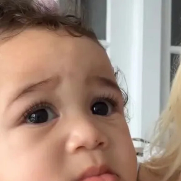 Reação da filha de Karoline Lima ao ouvir rap de Zé Felipe viralizou na web