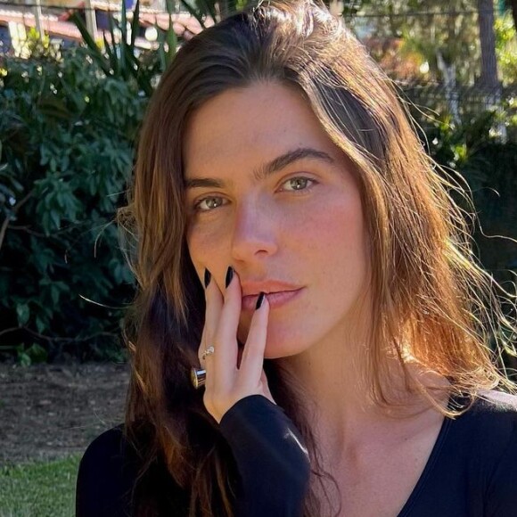 Mariana Goldfarb apareceu basiquinha assim para um casamento recentemente!