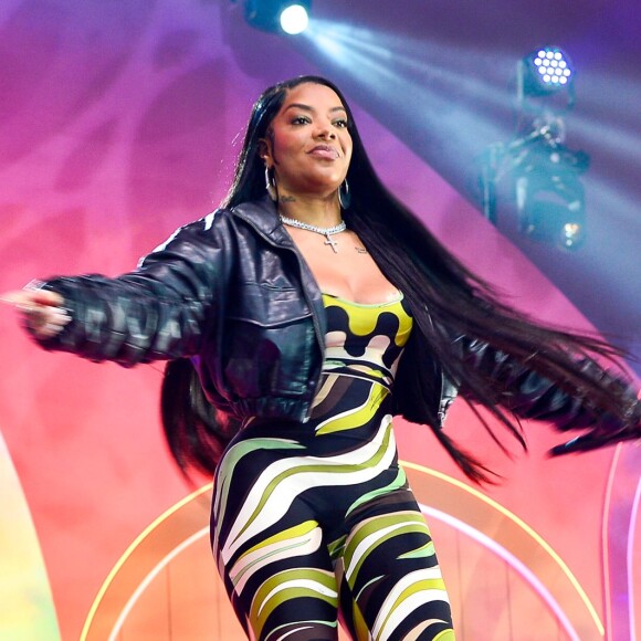 Macacão com estampa gráfica usado por Ludmilla custa mais de R$ 5 mil