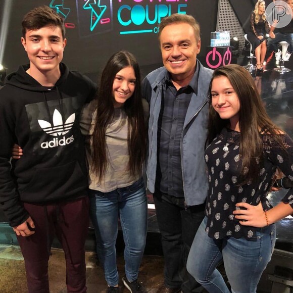 Filho mais velho de Gugu Liberato, João Augusto posa com o pai e as irmãs, Sofia e Marina, em bastidor da TV