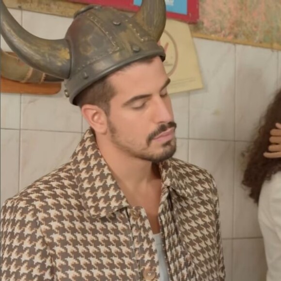 Enzo Celulari apareceu de chifres em uma campanha de Dia dos Namorados
