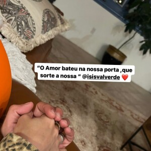 Marcus Buaiz exibiu uma foto de mãos dadas com Isis Valverde. 'O amor bateu na nossa porta, que sorte a nossa', escreveu