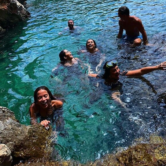 Juliette compartilhou momentos de seu passeio de lancha pela Itália com as amigas.