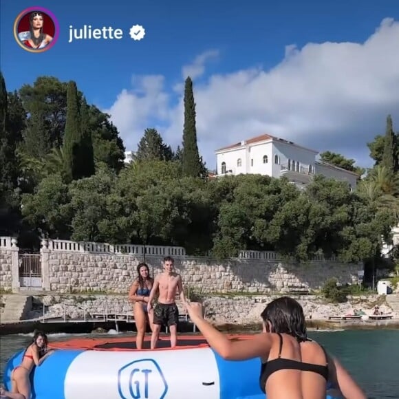 Jade Picon entra na brincadeira de Juliette e quase cai no mar.