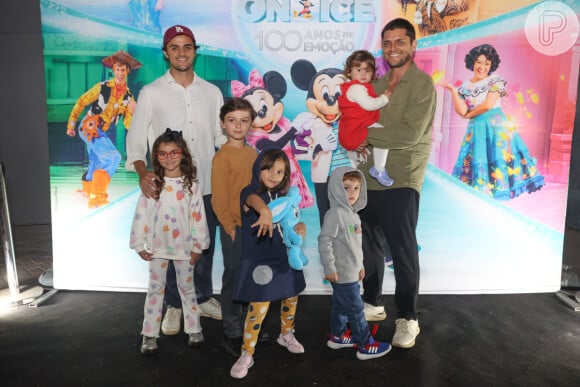 'Disney On Ice': Bruno Gissoni e Felipe Simas aparecem com os filhos para ver espetáculo