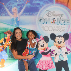 Carolina Brito vai com a filha assistir espetáculo 'Disney On Ice'