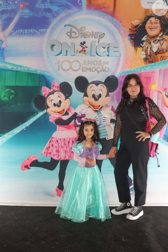 'Disney On Ice': Cintia Oliveira e sua filha assistem espetáculo