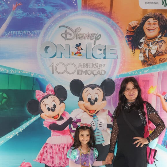 'Disney On Ice': Cintia Oliveira e sua filha assistem espetáculo