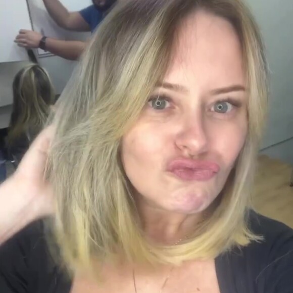 Mari Bridi pediu ajuda dos seguidores para decidir novo visual: colocar o megahair de volta ou adotar o curtinho? 