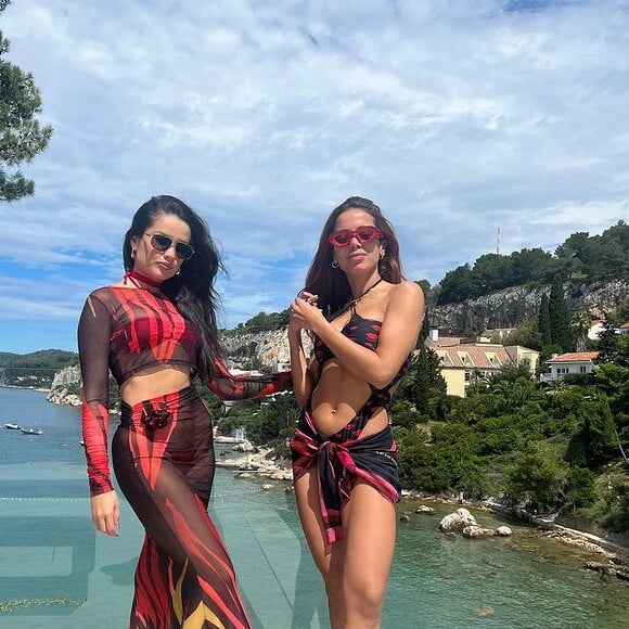 Anitta trocou beijos quentes em uma balada com Simone Susinna