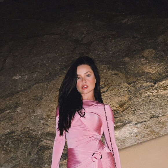 Juliette vem roubando a cena na viagem com seus looks poderosos