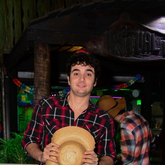 Festa junina da novela 'Vai na Fé' reuniu entre outros atores Gabriel Contente