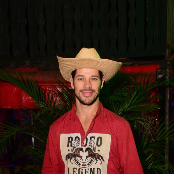 Festa junina da novela 'Vai na Fé': José Loreto foi com um look  de peão que fez lembrar o Tadeu da novela 'Pantanal'