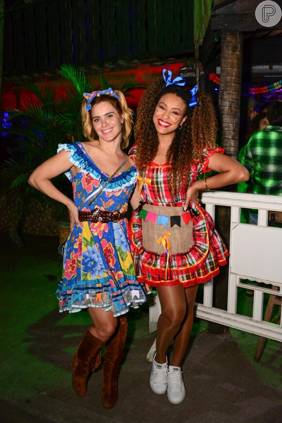 Festa junina da novela 'Vai na Fé': Carolina Dieckmann e Sheron Menezzes não dispensaram o vestido caipira para a festa do elenco