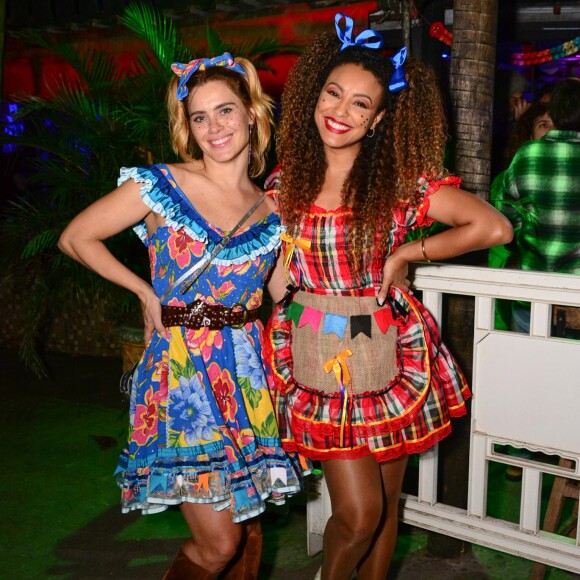 Festa junina da novela 'Vai na Fé': Carolina Dieckmann e Sheron Menezzes não dispensaram o vestido caipira para a festa do elenco