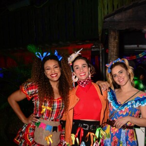 Festa junina da novela 'Vai na Fé': Carolina Dieckmann, Sheron Menezzes e Priscila Sztejnman se reuniram em clima de descontração