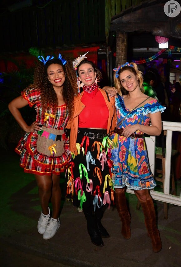 Festa junina da novela 'Vai na Fé': Carolina Dieckmann, Sheron Menezzes e Priscila Sztejnman se reuniram em clima de descontração