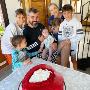 Família Cazarré reunida para celebrar um dos 'mesversario' da caçula.