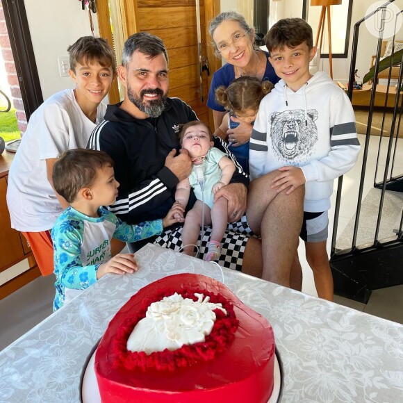 Família Cazarré reunida para celebrar um dos 'mesversario' da caçula.