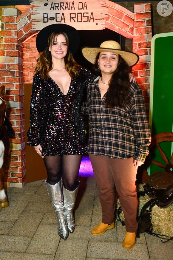 Brilho surgiu no look junino de Marcella McGowan, acompanhada da namorada Luiza na festa de Bianca Andrade