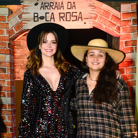 Brilho surgiu no look junino de Marcella McGowan, acompanhada da namorada Luiza na festa de Bianca Andrade